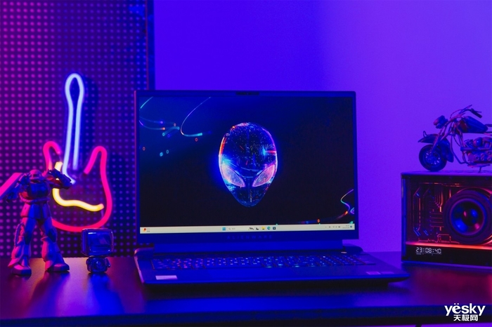 ALIENWARE M18全面评测：酷睿i9HX+RTX 4080，巨屏游戏神器